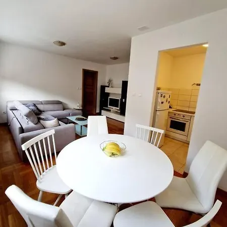 Nada Apartment Split